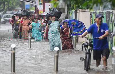 ಮುಂಬೈಯಲ್ಲಿ ಭಾರಿ ಮಳೆಯಾಗುತ್ತಿದ್ದು, ಮಹಿಳೆಯರು ಮಳೆಯ ನಡುವೆಯೇ ಛತ್ರಿ ಹಿಡಿದು ಹೊರಟಿರುವ ದೃಶ್ಯ