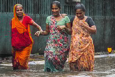 ಭಾನುವಾರದಿಂದ ಸುರಿಯುತ್ತಿರುವ ಮಳೆಯೂ ಇಂದು ಮುಂದುವರಿದಿದೆ. ಮುಂಬೈನ ಕೆಲವು ಪ್ರದೇಶಗಳು ಪ್ರವಾಹ ಪೀಡಿತದಂತೆ ಕಂಡು ಬಂದಿದೆ.