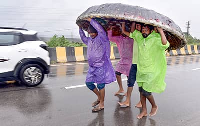 ಚಿಕ್ಕಮಗಳೂರಿನಲ್ಲಿ ಮೀನುಗಾರರು ಮೀನುಗಾರಿಕೆ ನಡೆಸಲು ತೆರಳುತ್ತಿರುವುದು