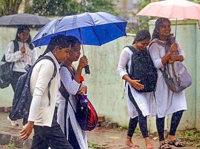 ಬೆಂಗಳೂರಿನಲ್ಲಿ ಮಳೆ ನಡುವೆ ವಿದ್ಯಾರ್ಥಿಗಳು ಹೆಜ್ಜೆ ಹಾಕುತ್ತಿರುವುದು