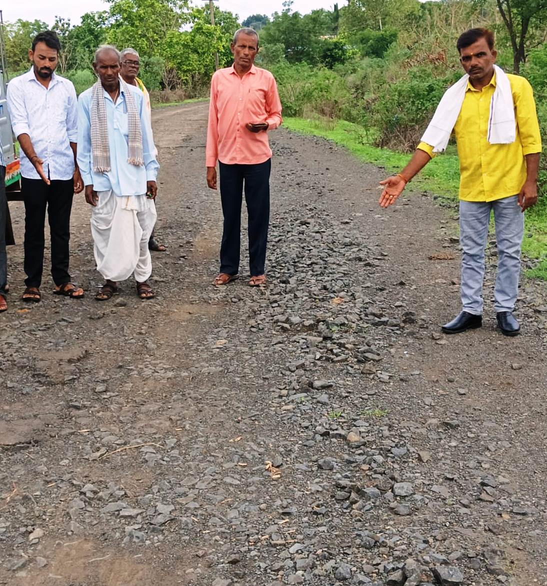 ಕಮಲನಗರ ತಾಲ್ಲೂಕಿನ ರಂಡ್ಯಾಳ-ಡೋಣಗಾಂವ(ಎಂ) ಸಂಪರ್ಕ ಕಲ್ಪಿಸುವ ಮುಖ್ಯ ರಸ್ತೆ ಹದಗೆಟ್ಟಿರುವುದನ್ನು ಪ್ರಯಾಣಿಕರು ತೊರಿಸುತ್ತಿರುವುದು
