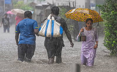 ಮಳೆಯ ನಡುವೆ ದೈನಂದಿನ ಚಟುವಟಿಕೆಗಳಲ್ಲಿ ಜನರು 