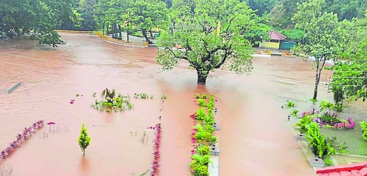 Monsoon | ಮುಂಗಾರು ಆರಂಭದಲ್ಲೇ ಮಳೆಯ ಅಬ್ಬರ: ರಸ್ತೆಗಳು, ಸೇತುವೆಗಳು ಜಲಾವೃತ