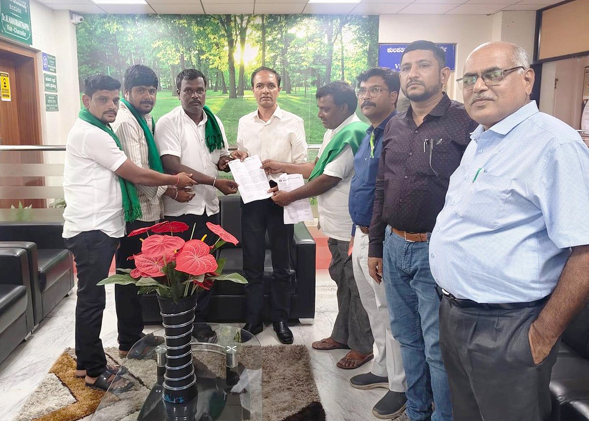 ಬೆಂಬಲ ಬೆಲೆ ಯೋಜನೆಯಡಿ ಜೋಳ ಖರೀದಿಸಿ: ಆಯುಕ್ತರಿಗೆ ಮನವಿ ಸಲ್ಲಿಸಿದ ರೈತರು