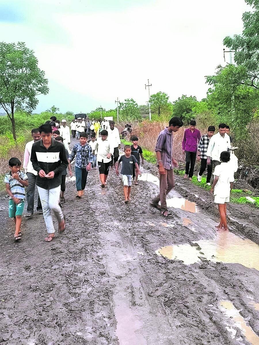 ಕಮಲಾಪುರ | ಹದಗೆಟ್ಟ ಕಲಕುಟಗಾ ರಸ್ತೆ: ಸಂಚಾರ ಸ್ಥಗಿತ