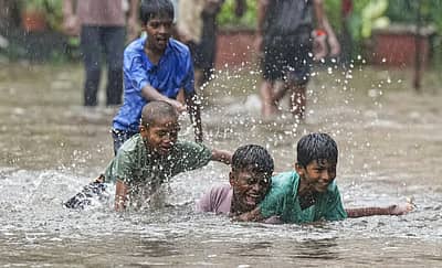ಮಳೆ ನೀರಿನಲ್ಲಿ ಆಟವಾಡುತ್ತಿರುವ ಮಕ್ಕಳು