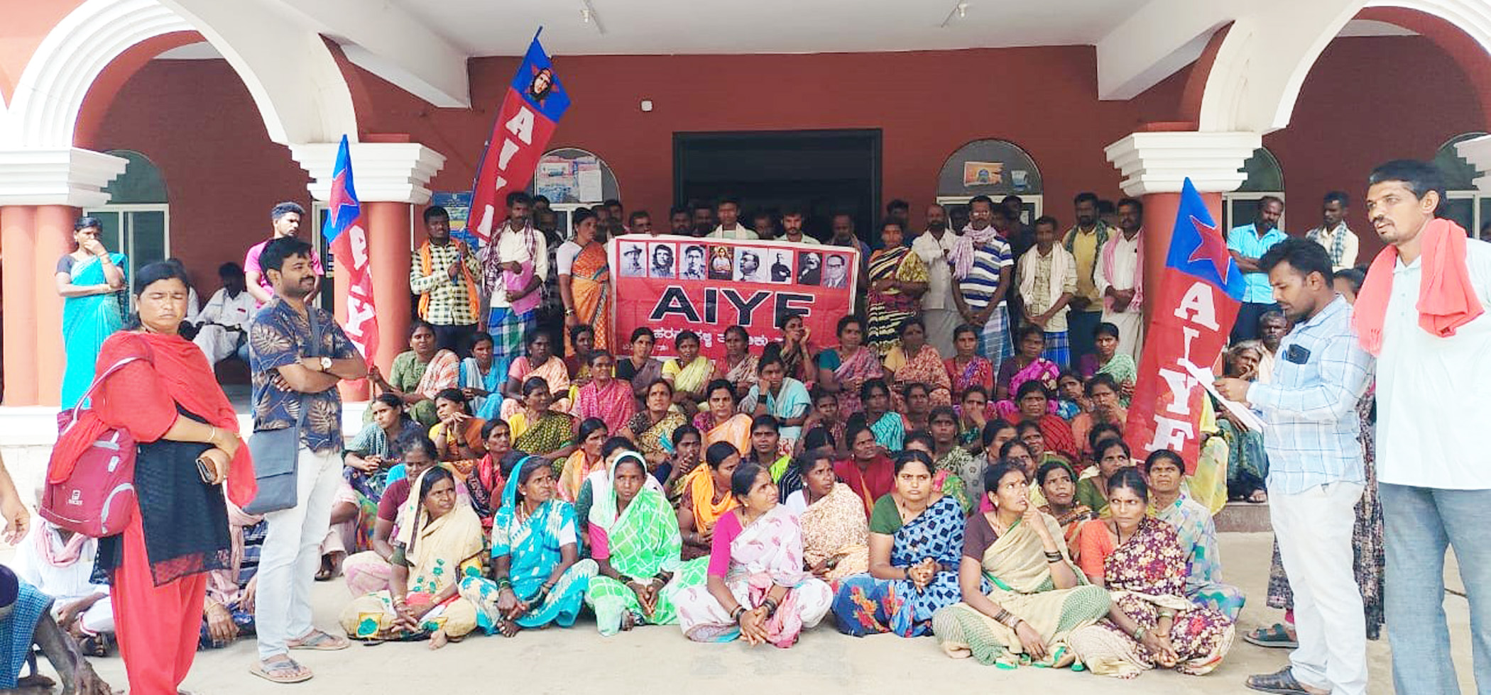 ಹರಪನಹಳ್ಳಿಯಲ್ಲಿ ಎಐವೈಎಫ್‍ ನೇತೃತ್ವದಲ್ಲಿ ಉದ್ಯೋಗ ಖಾತ್ರಿ ಕಾರ್ಮಿಕರು ಮಂಗಳವಾರ ಪ್ರತಿಭಟನೆ ನಡೆಸಿದರು.