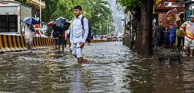 ಜನರು ಮಳೆಯಲ್ಲೇ ತಮ್ಮ ಮನೆಗಳೆಡೆಗೆ ತೆರಳಿದರು.