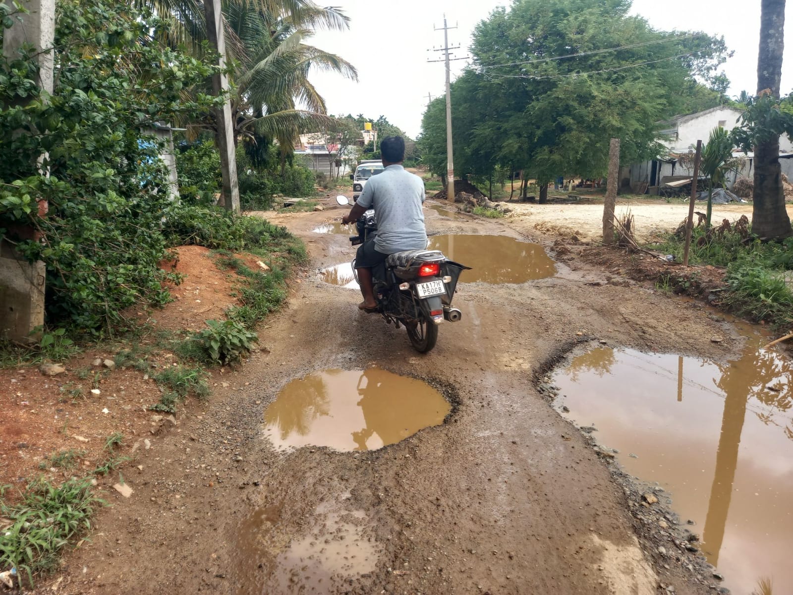 ಮಾಯಕೊಂಡ ಸಮೀಪದ ಬಾವಿಹಾಳು ಗ್ರಾಮದಿಂದ ಹೆಬ್ಬಾಳಕ್ಕೆ ಸಂಪರ್ಕ ಕಲ್ಪಿಸುವ ರಸ್ತೆ ಗುಂಡಿ ಬಿದ್ದು ಸಂಪೂರ್ಣ ಹಾಳಾಗಿರುವ ರಸ್ತೆಯಲ್ಲೇ ಸಂಚರಿಸುತ್ತಿರುವ ವಾಹನಗಳು