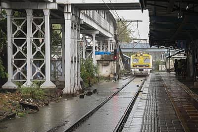 ಮುಂಬೈ ರೈಲು ನಿಲ್ದಾಣದಲ್ಲಿ ಮಳೆ ನೀರು ನಿಂತಿರುವ ದೃಶ್ಯ