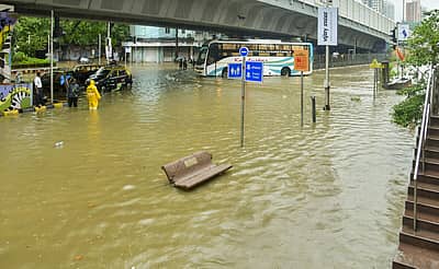 ಭಾರಿ ಮಳೆಯಿಂದಾಗಿ ಮುಂಬೈ ನಗರದ ಹಲವು ರಸ್ತೆಗಳು ಜಲಾವೃತವಾಗಿವೆ.