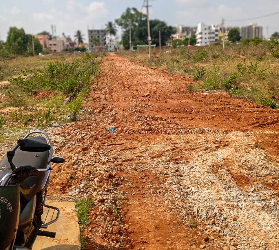 ಡಾಂಬರು ಕಾಣದ ಮಣ್ಣಿನ ರಸ್ತೆ. 