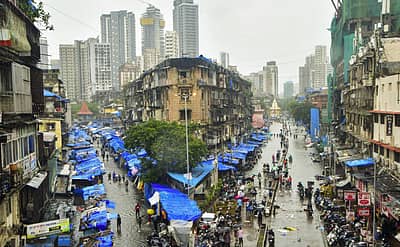 ಮುಂಬೈಯಲ್ಲಿ ಧಾರಾಕಾರ ಮಳೆ ಸುರಿಯುತ್ತಿದೆ.