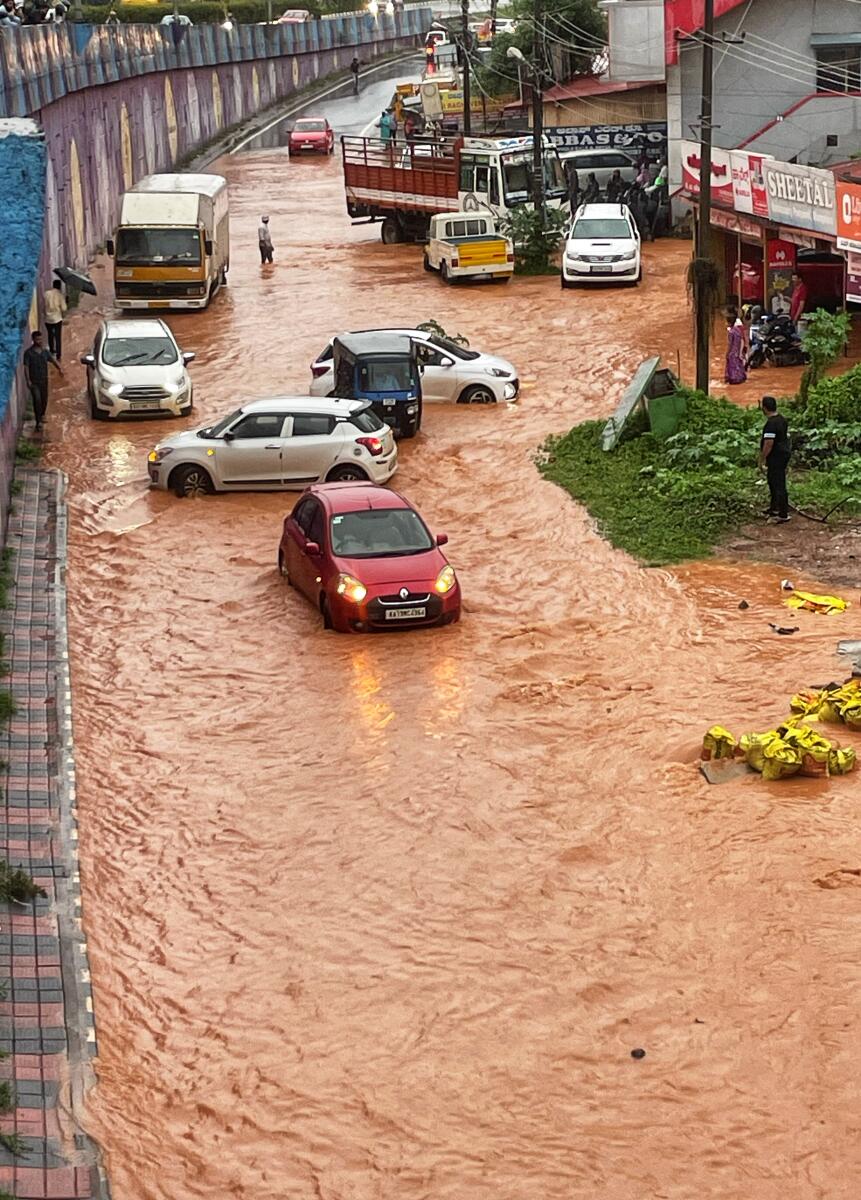 ಭಾರಿ ಮಳೆಯಿಂದಾಗಿ ಮಂಗಳೂರಿನ ಪಂಪ್‌ವೆಲ್‌ ಜಂಕ್ಷನ್‌ನಲ್ಲಿ ಸೋಮವಾರ ಜಲಾವೃತವಾಗಿದ್ದ ರಸ್ತೆಯಲ್ಲೇ ವಾಹನಗಳು ಸಂಚರಿಸಿದವು.