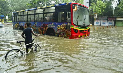 ಭಾರಿ ಮಳೆಯಿಂದಾಗಿ ಮುಂಬೈ ನಗರದ ಹಲವು ರಸ್ತೆಗಳು ಜಲಾವೃತವಾಗಿವೆ.