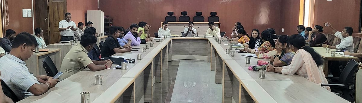 ಮಳೆಗಾಲ ಪೂರ್ವ ಸಭೆ: ನಗರ ಸ್ವಚ್ಛತೆಗೆ ಆದ್ಯತೆ ನೀಡಲು ಪೌರಾಯುಕ್ತ ಸೂಚನೆ