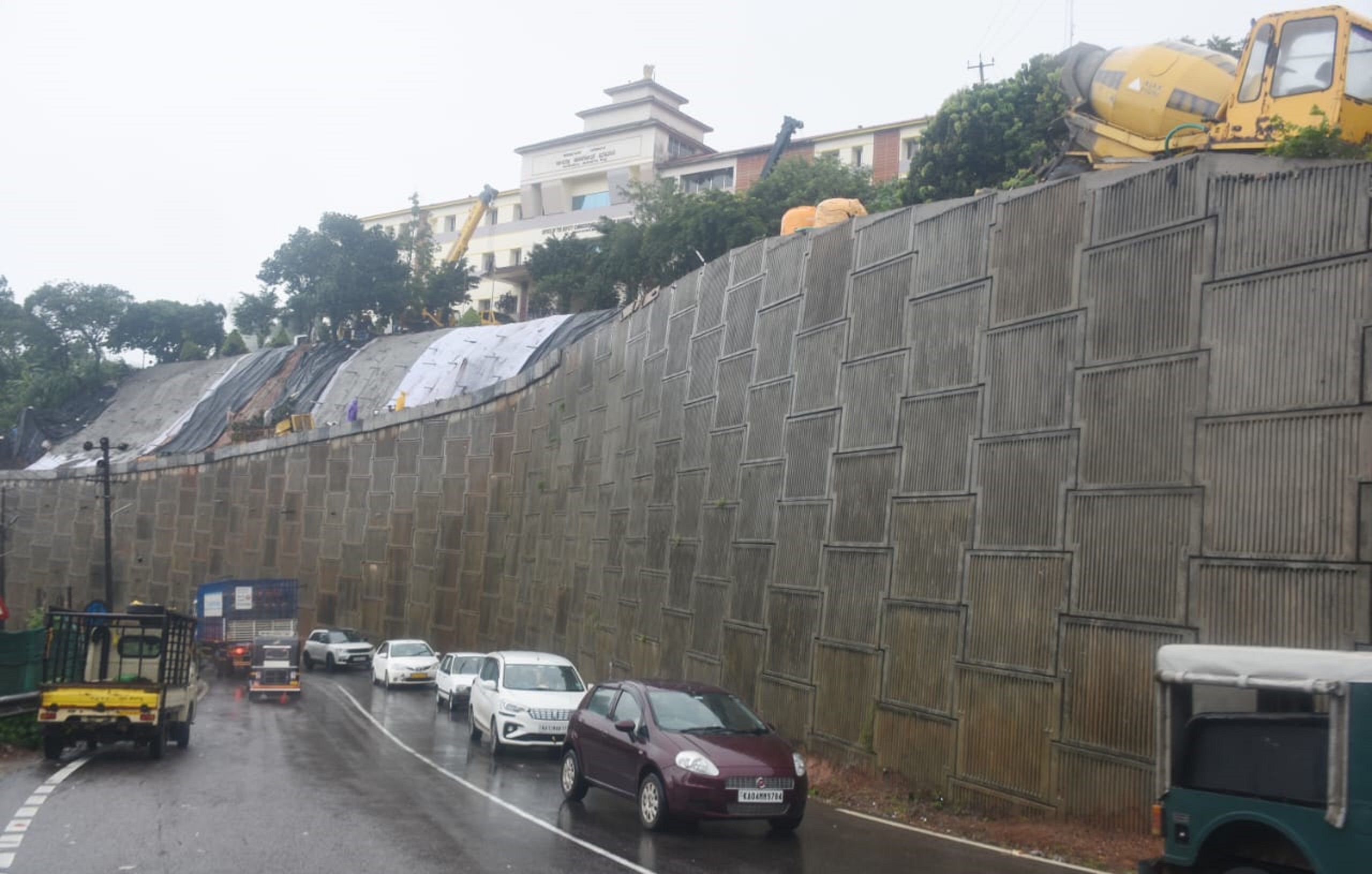 ಮಡಿಕೇರಿ– ಮಂಗಳೂರು ಸಂಪರ್ಕಿಸುವ ರಾಷ್ಟ್ರೀಯ ಹೆದ್ದಾರಿ 275ರಲ್ಲಿರುವ ಕೊಡಗು ಜಿಲ್ಲಾಧಿಕಾರಿ ಕಚೇರಿಯ ತಡೆಗೋಡೆ ಕಾಮಗಾರಿ ಇನ್ನೂ ಮುಕ್ತಾಯಗೊಂಡಿಲ್ಲ