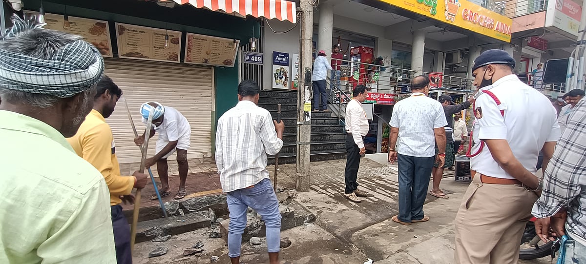 ಪೀಣ್ಯ ದಾಸರಹಳ್ಳಿ: ಪಾದಚಾರಿ ಮಾರ್ಗ ಒತ್ತುವರಿ ತೆರವು