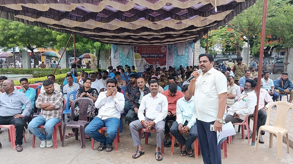 ಹೊಸಪೇಟೆ | ಪೌರಸಿಬ್ಬಂದಿ ಮುಷ್ಕರ; ಸೇವೆ ಅಸ್ತವ್ಯಸ್ತ, ನಗರದಲ್ಲಿ ರಾಶಿ ಬಿದ್ದ ಕಸ