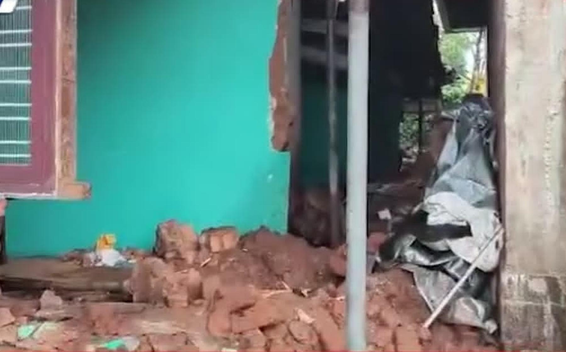 ಗೋಣಿಕೊಪ್ಪಲು ಬಳಿಯ ಹಳ್ಳಿಗಟ್ಟುವಿನ ಅಲಿಮಾ ಅವರ ಮನೆಯ ಗೋಡೆ ಭಾರಿ ಮಳೆಗೆ ಕುಸಿದು ಬಿದ್ದಿದೆ