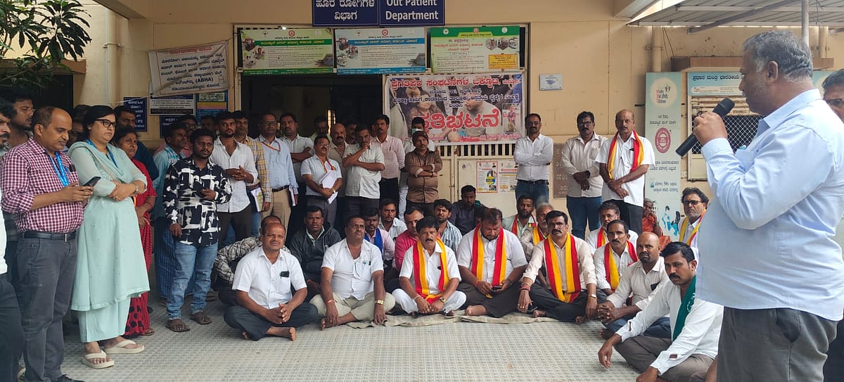 ಮಂಡ್ಯದಲ್ಲಿ ಮಗು ಸಾವು ಪ್ರಕರಣ: ಮದ್ದೂರು ಸರ್ಕಾರಿ ಆಸ್ಪತ್ರೆ ಎದುರು ಪ್ರತಿಭಟನೆ