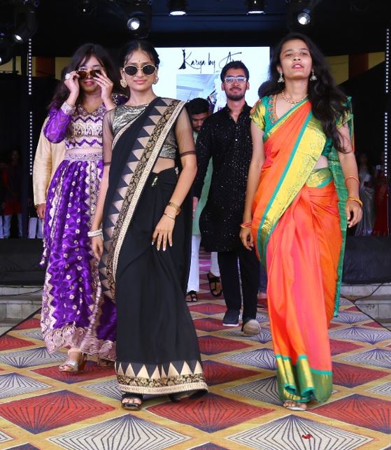 ಕಲಬುರಗಿಯ ಪಿಡಿಎ ಎಂಜಿನಿಯರಿಂಗ್ ಕಾಲೇಜಿನಲ್ಲಿ ಸೋಮವಾರ ಹಮ್ಮಿಕೊಂಡಿದ್ದ ಟೆಕ್ನೊ ಸಾಂಸ್ಕೃತಿಕ ಉತ್ಸವ (ನಿರ್ಮಾಣ–2025)ದ ಪ್ಯಾಶನ್‌ ಶೋನಲ್ಲಿ ವಿದ್ಯಾರ್ಥಿನಿಯರು ಸೀರೆಯುಟ್ಟು ಹೆಜ್ಜೆ ಹಾಕಿದರು 