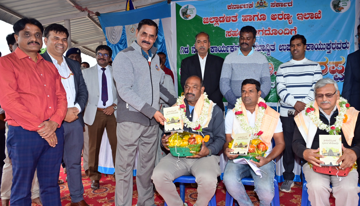 ಶ್ರೀರಂಗಪಟ್ಟಣ ತಾಲ್ಲೂಕಿನ ಕರಿಘಟ್ಟದಲ್ಲಿ ಮಂಗಳವಾರ ನಡೆದ ಪರಿಸರ ಜಾಗೃತಿ ಕಾರ್ಯಕ್ರಮದಲ್ಲಿ ಉಪ ಲೋಕಾಯುಕ್ತ ನ್ಯಾಯಮೂರ್ತಿ ಬಿ. ವೀರಪ್ಪ ಪರಿಸರವಾದಿಗಳಾದ ಡಾ.ಬಿ.ಸುಜಯಕುಮಾರ್‌ ರಮೇಶ್ ಮತ್ತು ಆರ್. ರಾಘವೇಂದ್ರ ಅವರನ್ನು ಸನ್ಮಾನಿಸಿದರು