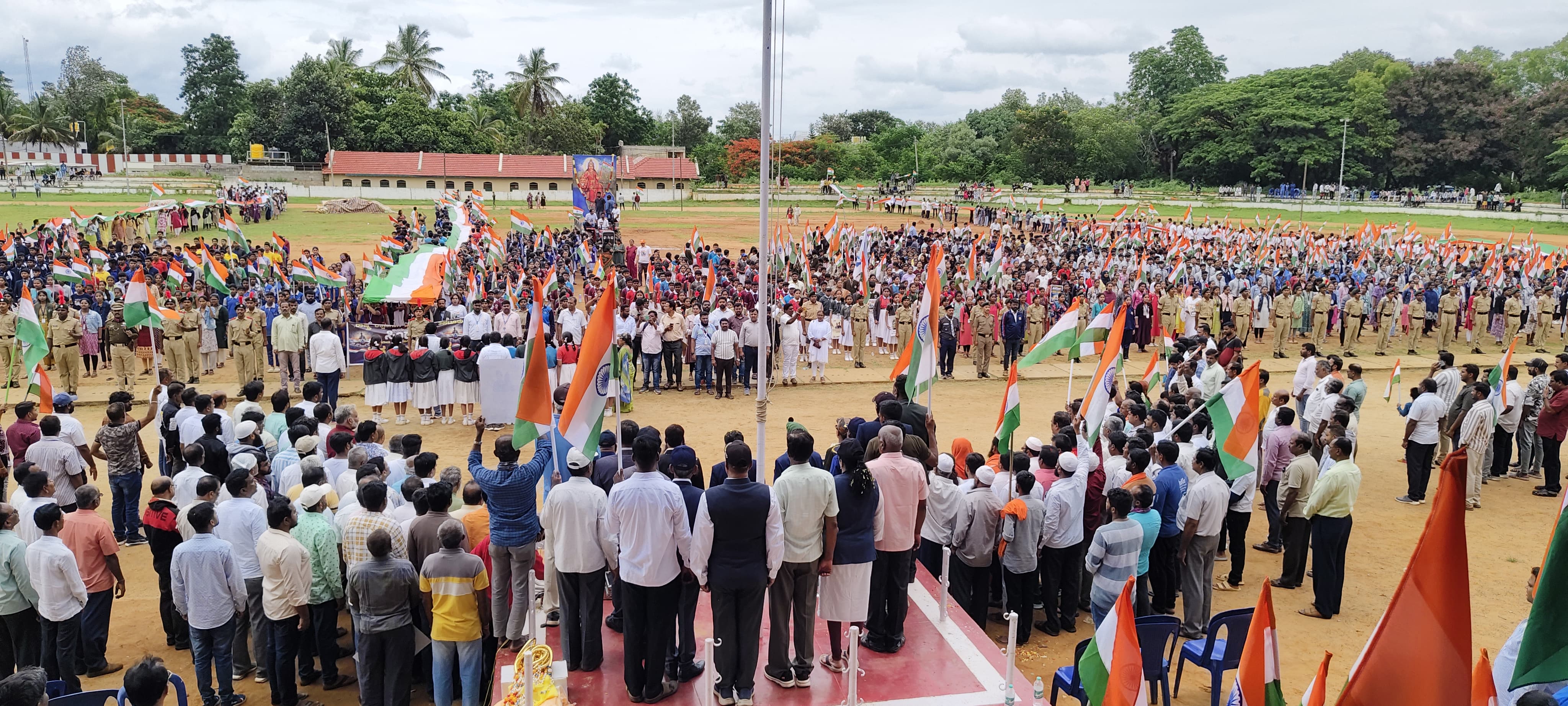 ನಗರದ ಕಲ್ಪತರು ಕ್ರೀಡಾಂಗಣದಲ್ಲಿ ಆಯೋಜನೆ ಮಾಡಿದ್ದ ತಿರಂಗಾ ಯಾತ್ರೆಯಲ್ಲಿ ಭಾಗವಹಿಸಿದ್ದ ದೇಶಭಕ್ತರು.