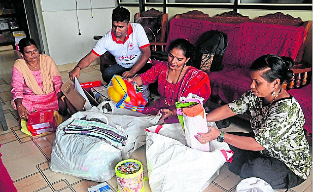 ಮಂಗಳೂರು | ‘ಶಾಲಾ ಕಾಣಿಕೆ’: ಶೈಕ್ಷಣಿಕ ಸಾಮಗ್ರಿ ಕೊಡುಗೆ