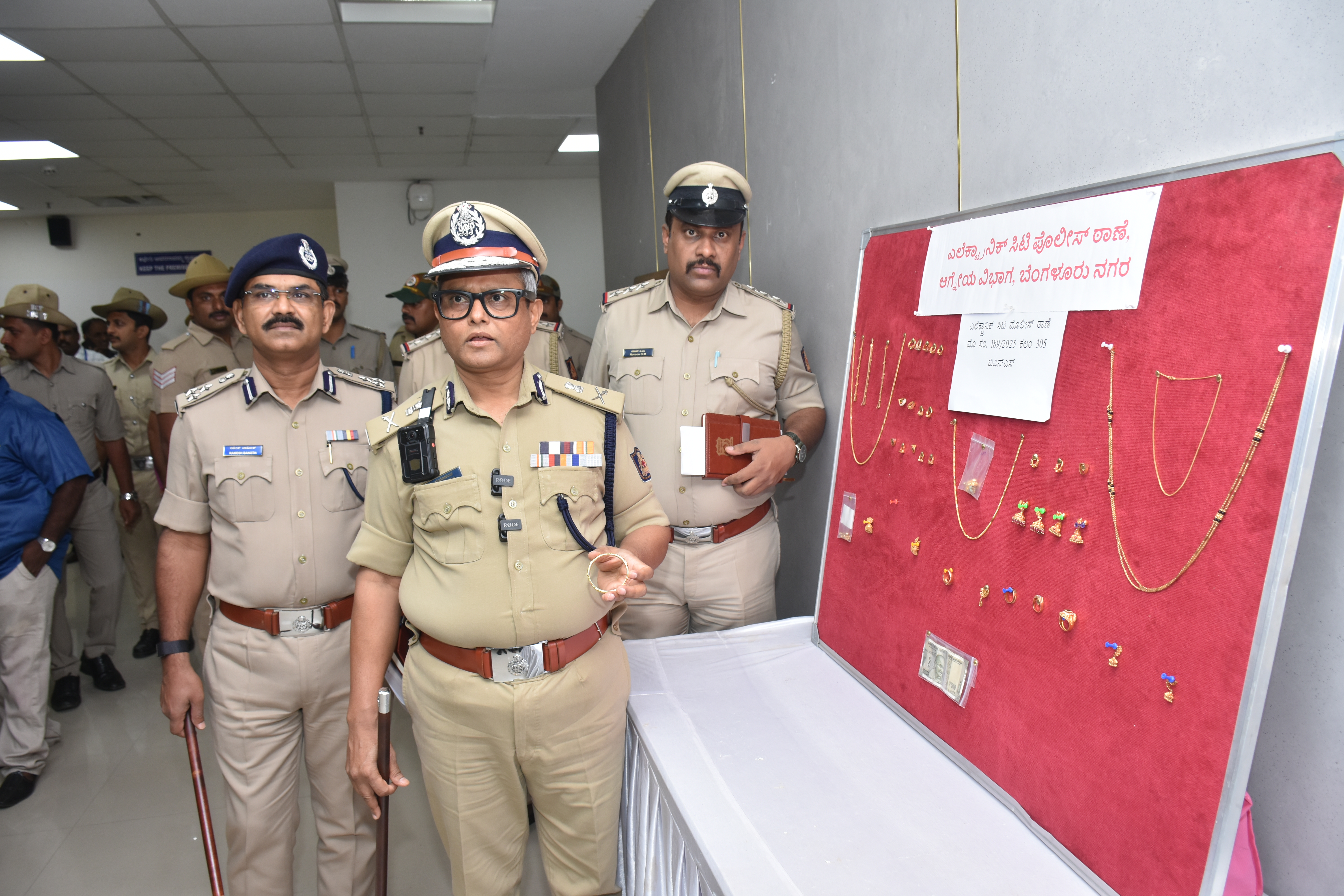 ಆರೋಪಿಯಿಂದ ಜಪ್ತಿ ಮಾಡಿಕೊಂಡು ಚಿನ್ನಾಭರಣವನ್ನು ನಗರ ಪೊಲೀಸ್‌ ಕಮಿಷನರ್‌ ಬಿ.ದಯಾನಂದ ಅವರು ಪರಿಶೀಲನೆ ನಡೆಸಿದರು  