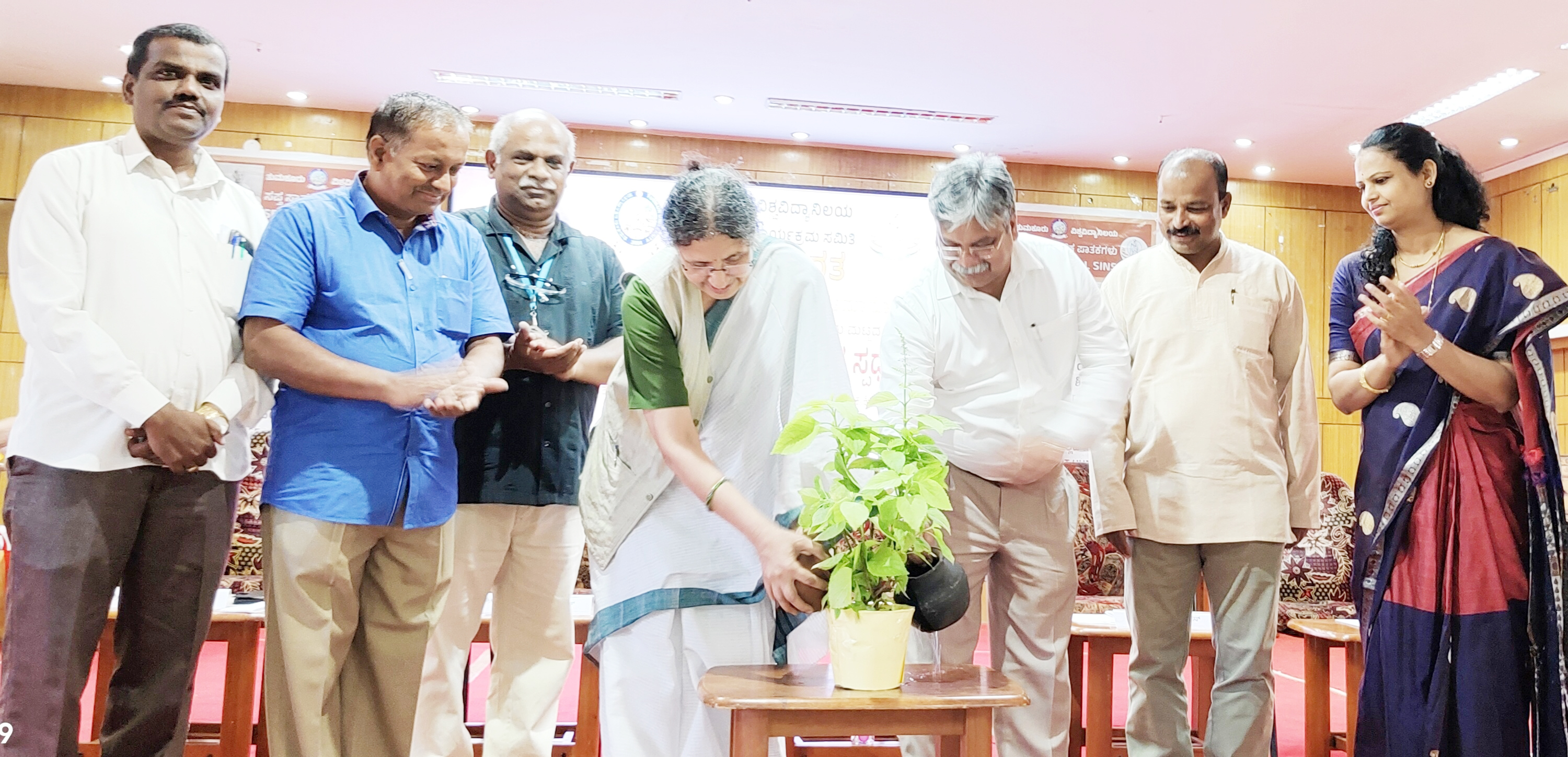 ತುಮಕೂರು ವಿ.ವಿಯಲ್ಲಿ ಬುಧವಾರ ನಡೆದ ‘ಗಾಂಧಿ ಭಾರತ’ ಕಾರ್ಯಕ್ರಮವನ್ನು ನಿವೃತ್ತ ಪ್ರಾಧ್ಯಾಪಕಿ ಮೀನಾ ದೇಶಪಾಂಡೆ ಮಹಿಷಿ ಉದ್ಘಾಟಿಸಿದರು. ವಿಜ್ಞಾನ ಕಾಲೇಜು ಪ್ರಾಂಶುಪಾಲ ಎಸ್.ಶ್ರೀನಿವಾಸ ಪ್ರೊ.ಟಿ.ಎನ್.ಹರಿಪ್ರಸಾದ್ ಕೆ.ಮಹಾಲಿಂಗ ಇತರರು ಉಪಸ್ಥಿತರಿದ್ದರು
