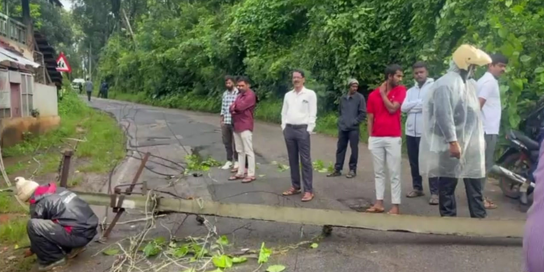 ನಾಪೋಕ್ಲು ಸಮೀಪದ ಬೆಟ್ಟಗೇರಿಯಲ್ಲಿ ಗಾಳಿ ಮಳೆಗೆ ಮರವೊಂದು ವಿದ್ಯುತ್ ಕಂಬಗಳ ಮೇಲೆ ಮುರಿದು ಬಿದ್ದಿದ್ದು ಸೆಸ್ಕ್ ಇಲಾಖೆಯ ಸಿಬ್ಬಂದಿ ದುರಸ್ತಿಪಡಿಸುತ್ತಿರುವುದು