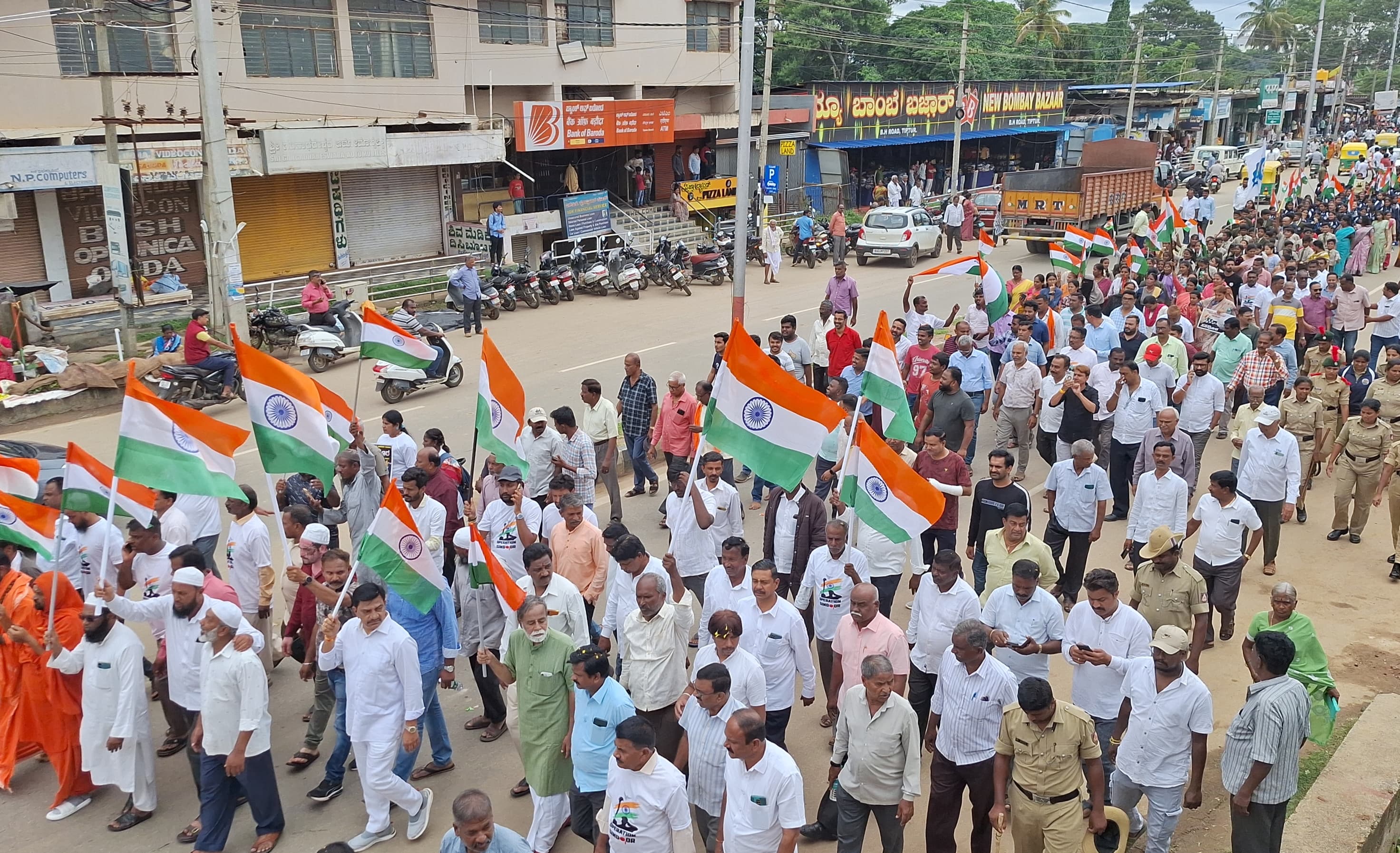 ತಿಪಟೂರಿನಲ್ಲಿ ನಡೆದ ತಿರಂಗಾ ಯಾತ್ರೆಯಲ್ಲಿ ಭಾಗವಹಿಸಿದ್ದ ಜನ