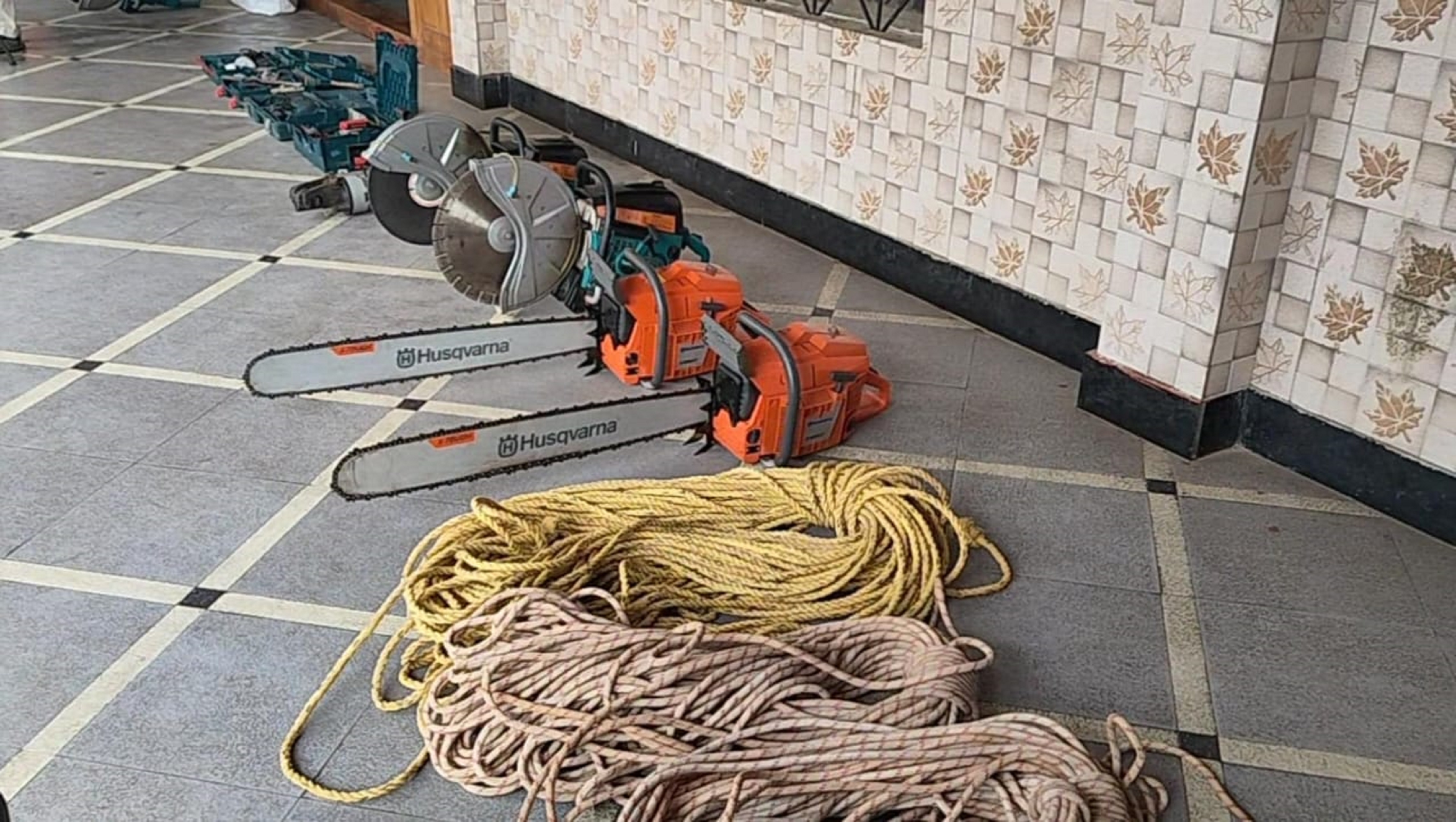 ಮಡಿಕೇರಿಗೆ ಬಂದಿರುವ ಎನ್‌ಡಿಆರ್‌ಎಫ್ ಪಡೆ ರಕ್ಷಣಾ ಸಲಕರಣೆಗಳನ್ನು ಬುಧವಾರ ಪ್ರದರ್ಶಿಸಿದರು