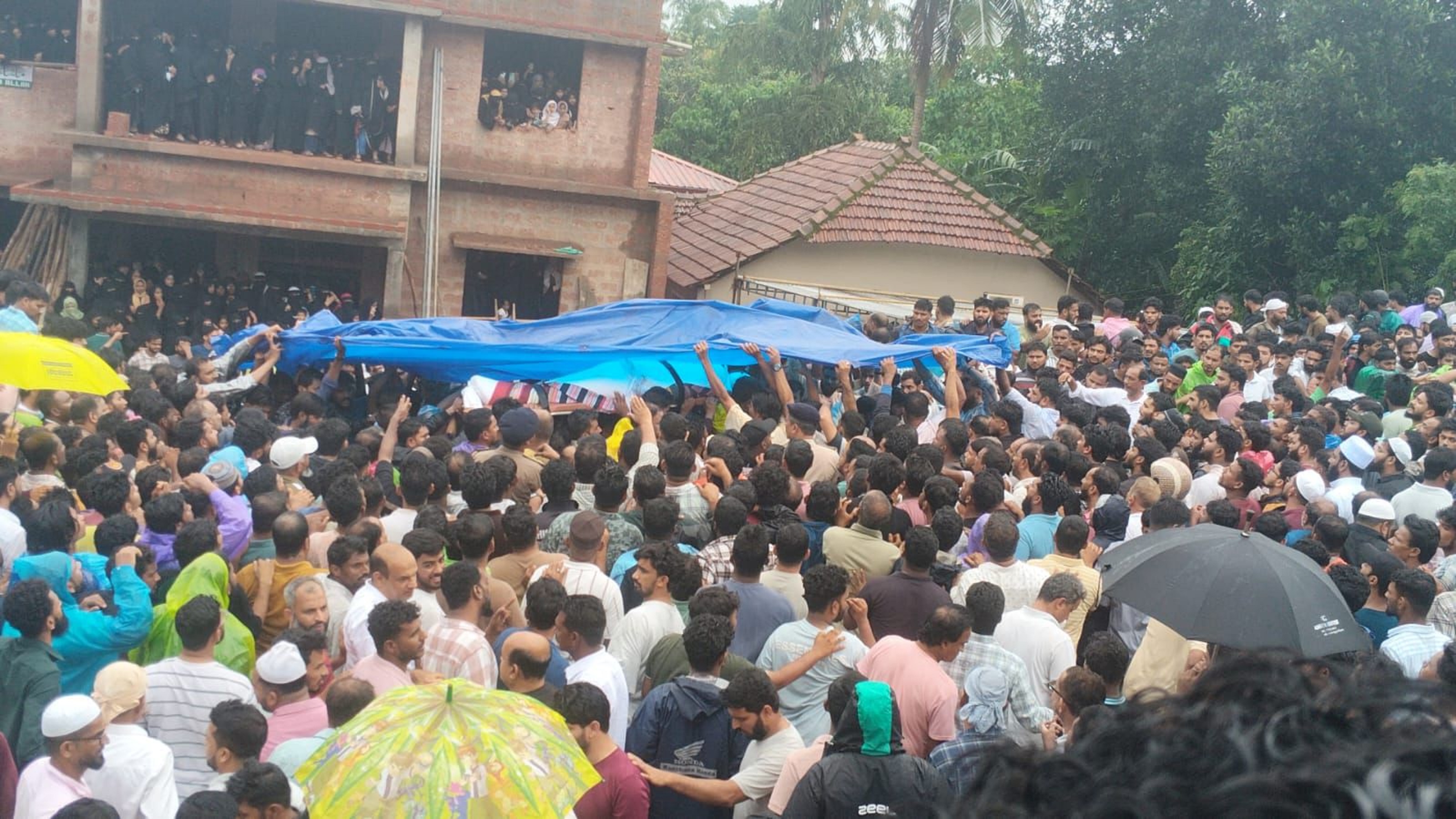 ಅಬ್ದುಲ್ ರಹಿಮಾನ್ ಅವರ ಪಾರ್ಥಿವ ಶರೀರ ಬಂಟ್ವಾಳ ತಾಲ್ಲೂಕಿನ  ಬಡಗಬೆಳ್ಳೂರು ಗ್ರಾಮದ  ಕೊಳತ್ತಮಜಲಿನಲ್ಲಿರುವ ಅವರ ಮನೆಗೆ ತಲುಪಿದಾಗ ಸೇರಿದ್ದ ಜನರು         