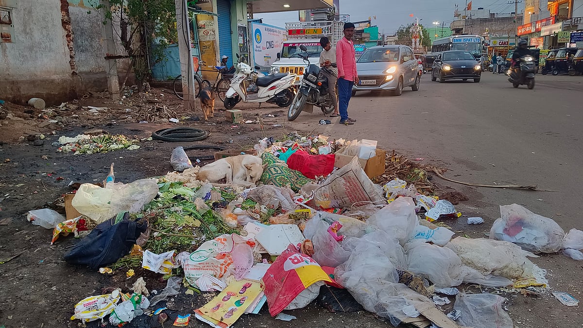 ವಿಜಯನಗರ: ಸತತ ಎರಡನೇ ದಿನವೂ ಮುಂದುವರಿದ ಪೌರ ಸಿಬ್ಬಂದಿ ಮುಷ್ಕರ