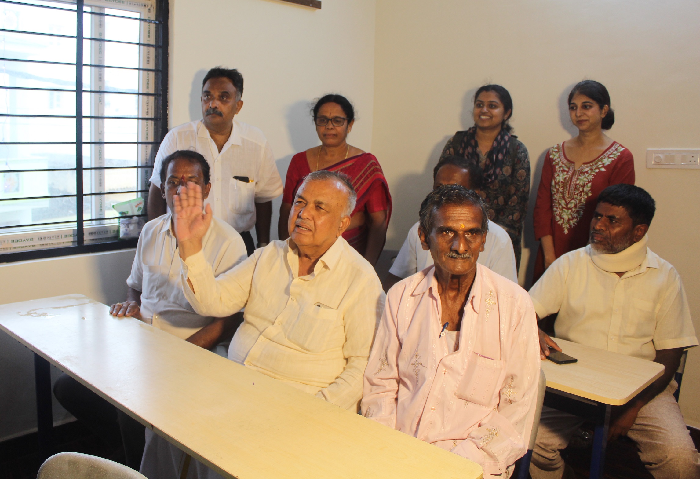 ಹುಟ್ಟೂರ ಶಾಲೆಯ ವಿದ್ಯಾರ್ಥಿಗಳಂತೆ ಕೊಠಡಿಯಲ್ಲಿ ತಮ್ಮ ಹಳೆಯ ಸಹಪಾಠಿಯಾದ ಬಸವರಾಜು ರಾಮರೆಡ್ಡಿ ಮತ್ತು ಕೃಷ್ಣರೆಡ್ಡಿ ಅವರೊಂದಿಗೆ ಕುಳಿತು ಶಾಲಾ ದಿನ ಮೆಲುಕು ಹಾಕಿದ ಸಚಿವ ರಾಮಲಿಂಗಾರೆಡ್ಡಿ