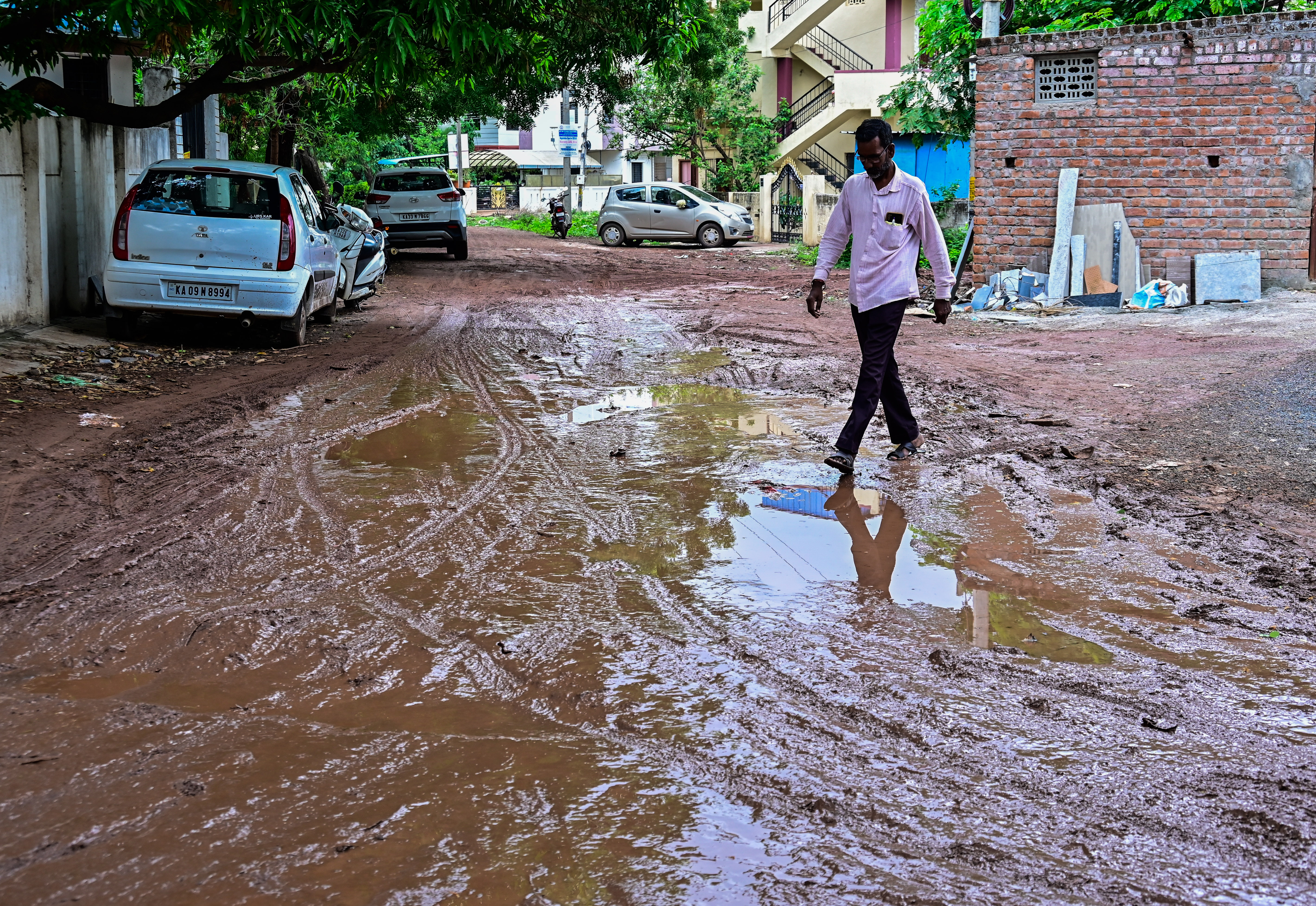 ಕಲಬುರಗಿಯ ಕರುಣೇಶ್ವರ ನಗರದಲ್ಲಿನ ಕೆಸರುಮಯವಾದ ರಸ್ತೆಯಲ್ಲಿ ಸಾಗಿದ ನಿವಾಸಿ  
