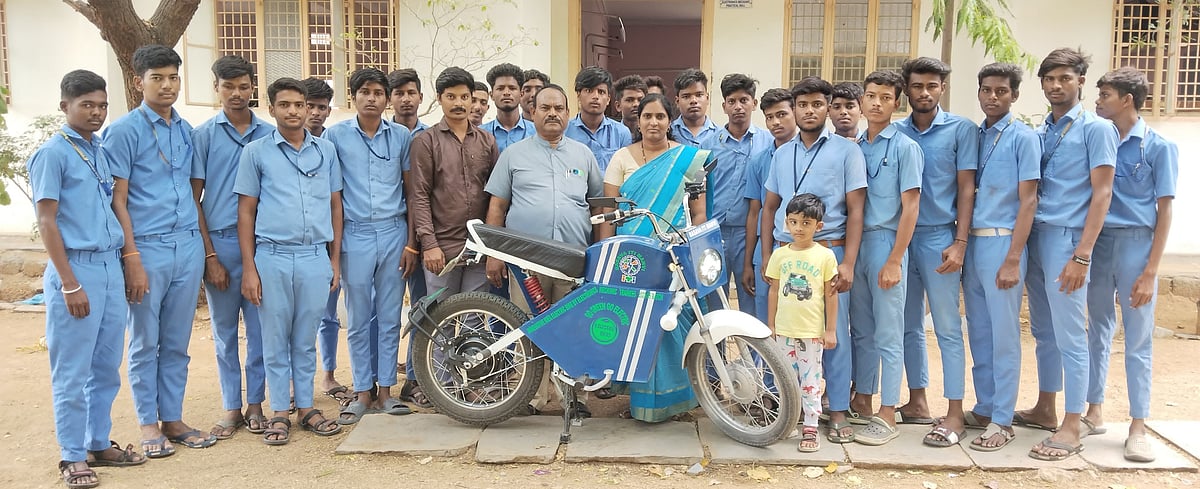 ಮಾನ್ವಿ: ಎಲೆಕ್ಟ್ರಿಕ್ ಬೈಕ್ ತಯಾರಿಸಿದ ಬಸವ ಐಟಿಐ ಕಾಲೇಜು ವಿದ್ಯಾರ್ಥಿಗಳು