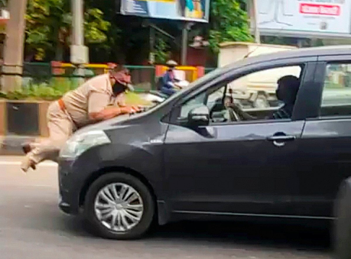 ಮುಂಬೈ ವಿಮಾನ ನಿಲ್ದಾಣದಲ್ಲಿ ಜಗಳ: ಬಾನೆಟ್‌ ಮೇಲೆ ಎಳೆದೊಯ್ದ ಚಾಲಕ