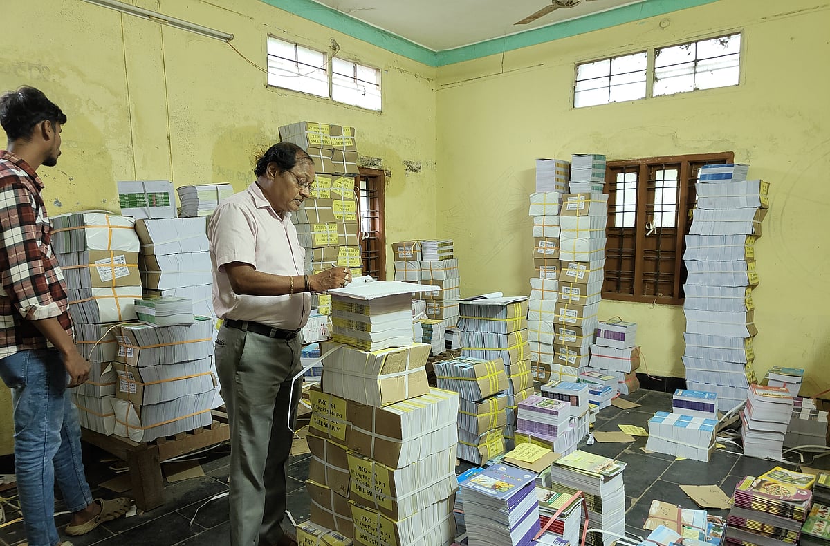 ಉತ್ತರ ಕನ್ನಡ: ಶೈಕ್ಷಣಿಕ ವರ್ಷ ಆರಂಭವಾದರೂ ಪೂರ್ಣಗೊಳ್ಳದ ಪಠ್ಯ ಪೂರೈಕೆ