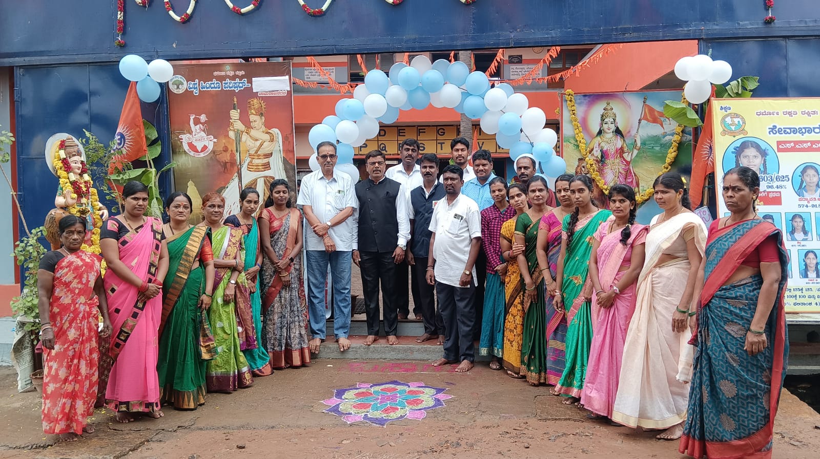 ಚಾಮರಾಜನಗರದ ಸೇವಾಭಾರತಿ ಕನ್ನಡ ಪ್ರೌಢಶಾಲೆಯಲ್ಲಿ ಶಾಲಾ ಪ್ರಾರಂಭೋತ್ಸವದ ದಿನ ಸರಸ್ವತಿ ಪೂಜೆ ಆಯೋಜಿಸಿ ಮಕ್ಕಳನ್ನು ಸ್ವಾಗತಿಸಲಾಯಿತು