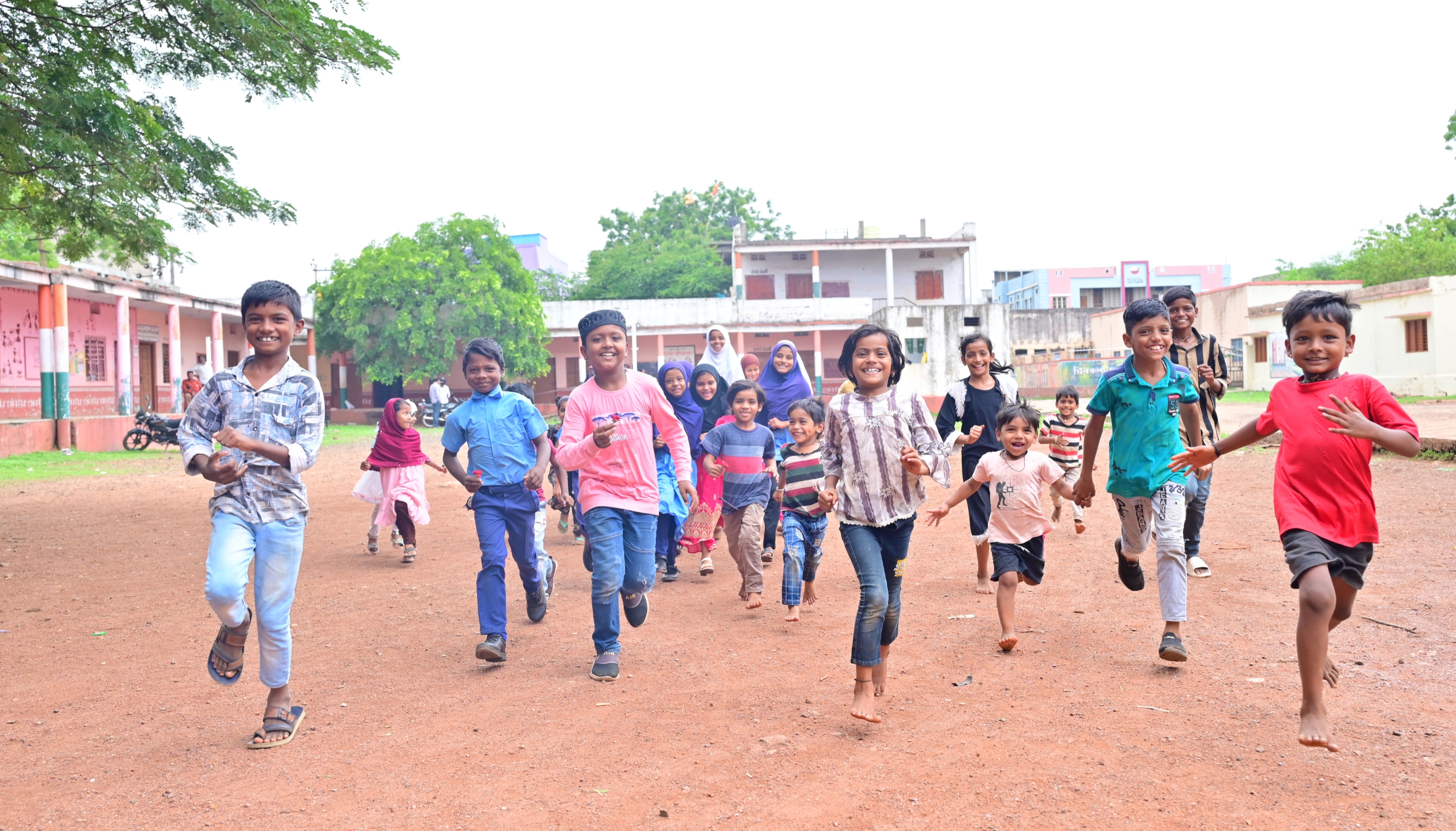ಶಾಲೆಯಲ್ಲಿ ಮೊದಲ ದಿನ ಚಿಣ್ಣರ ನಲಿದಾಟ