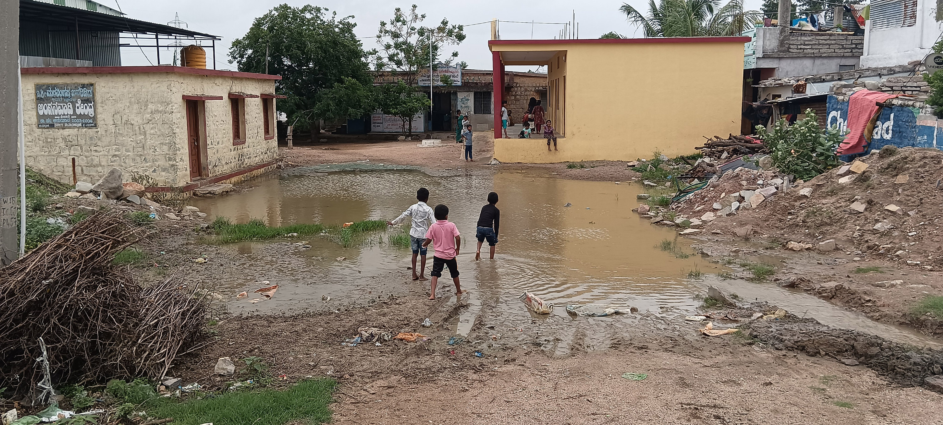 ಕೆಂಭಾವಿ ಪಟ್ಟಣದ ಆಶ್ರಯ ಕಾಲೊನಿಯಲ್ಲಿರುವ ಸರ್ಕಾರಿ ಪ್ರಾಥಮಿಕ ಶಾಲೆ ಆವರಣದಲ್ಲಿ ಮಳೆ ನೀರು ನಿಂತಿದ್ದು ಅದರಲ್ಲೇ ಶಾಲಾ ಆರಂಭೋತ್ಸವ ನಡೆಯಿತು      