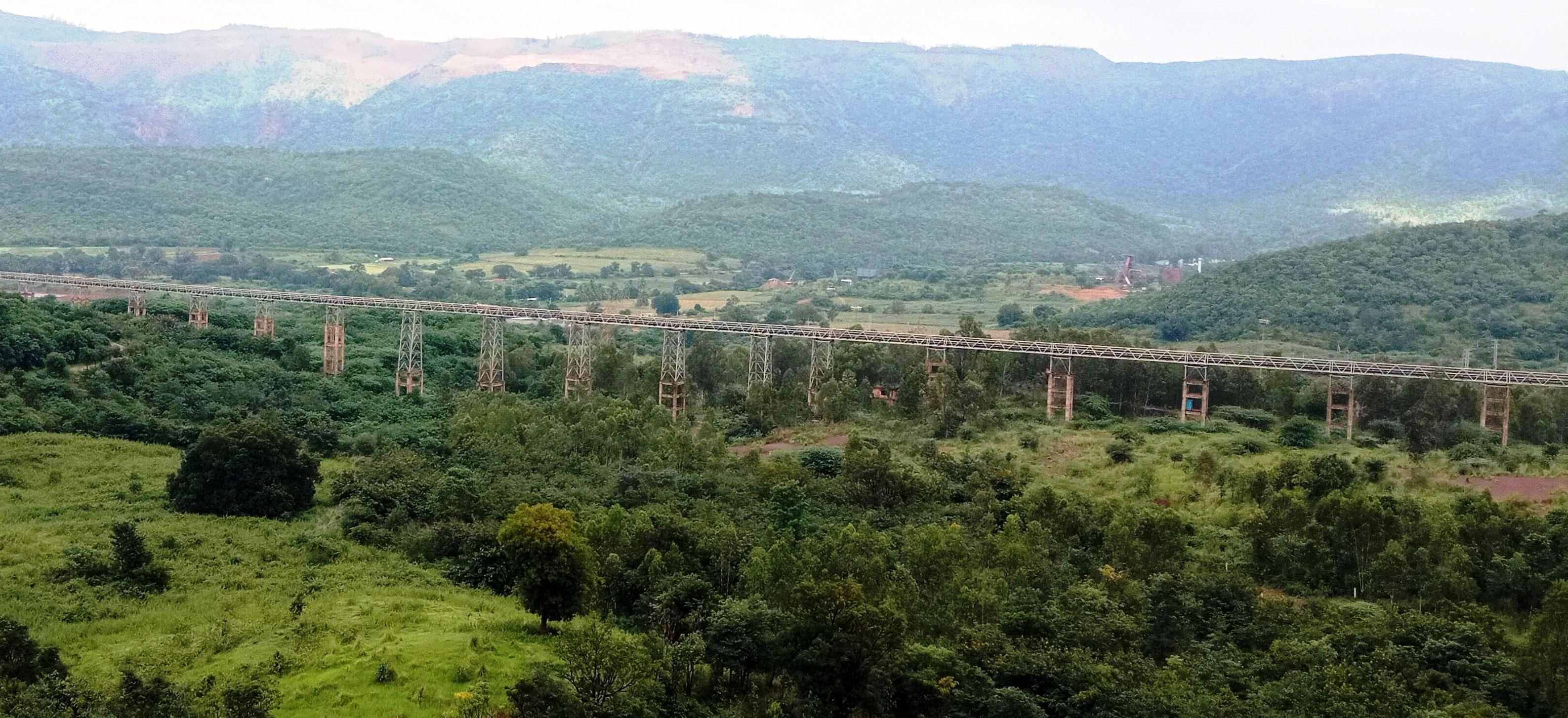 ಸಂಡೂರಿನ ದಟ್ಟ ಕಾನನದಲ್ಲಿ ಹಾದು ಹೋಗಿರುವ ಅದಿರು ಸಾಗಿಸುವ ಕನ್ವೇಯರ್‌ ಬೆಲ್ಟ್‌