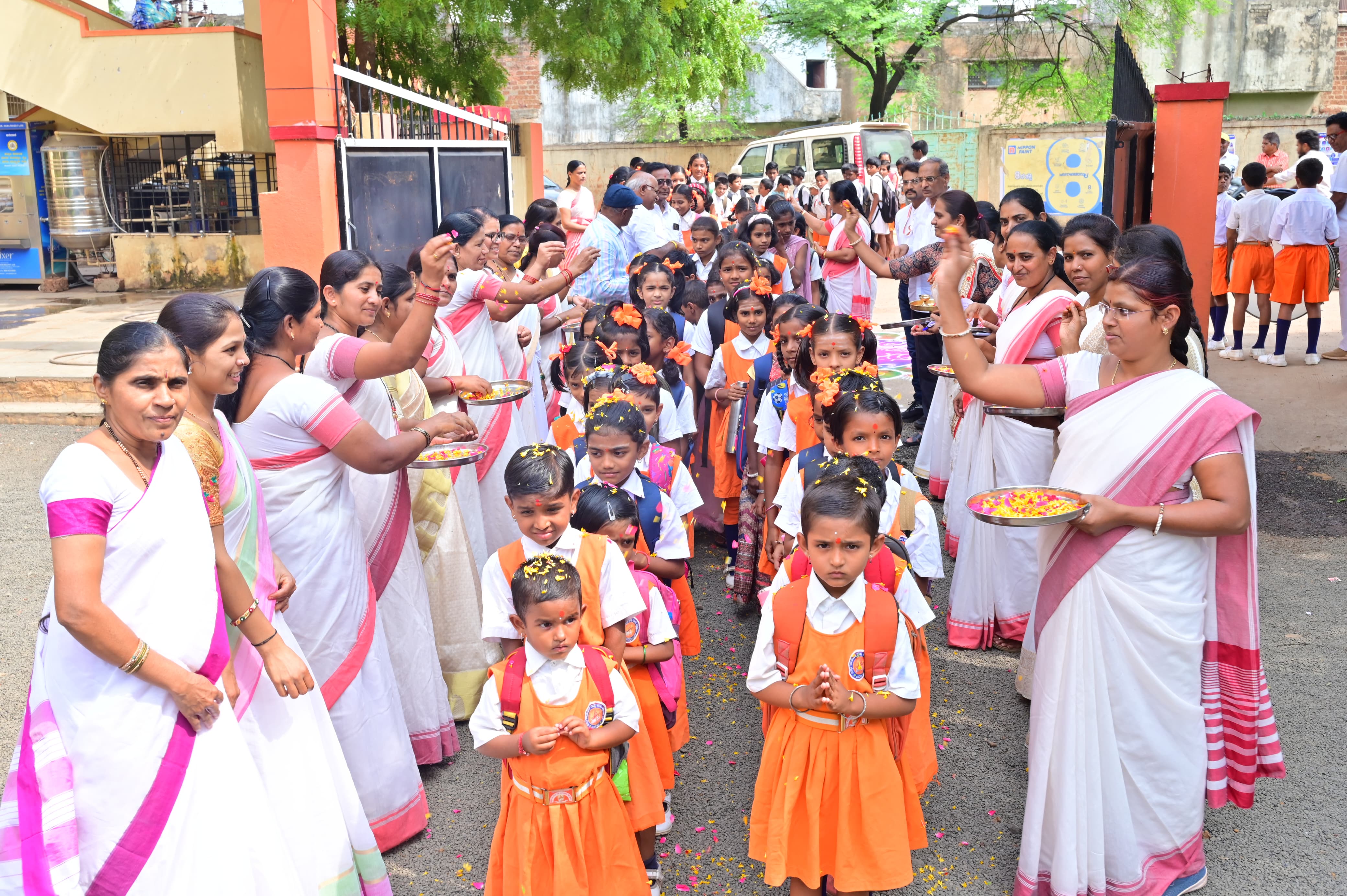 ಬೀದರ್‌ನ ಸರಸ್ವತಿ ವಿದ್ಯಾರಣ್ಯ ಶಾಲೆಯಲ್ಲಿ ಅಲ್ಲಿನ ಸಿಬ್ಬಂದಿ ಚಿಣ್ಣರ ಮೇಲೆ ಹೂಮಳೆಗೆರೆದು ಸ್ವಾಗತಿಸಿದರು –ಪ್ರಜಾವಾಣಿ ಚಿತ್ರಗಳು: ಲೋಕೇಶ ವಿ. ಬಿರಾದಾರ