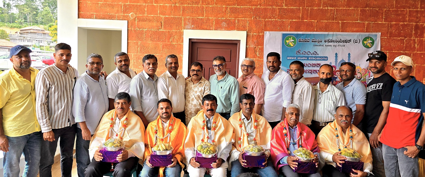 ಕಾರ್ಯಕ್ರಮದಲ್ಲಿ ಸಾಧಕರನ್ನು ಸನ್ಮಾನಿಸಲಾಯಿತು.