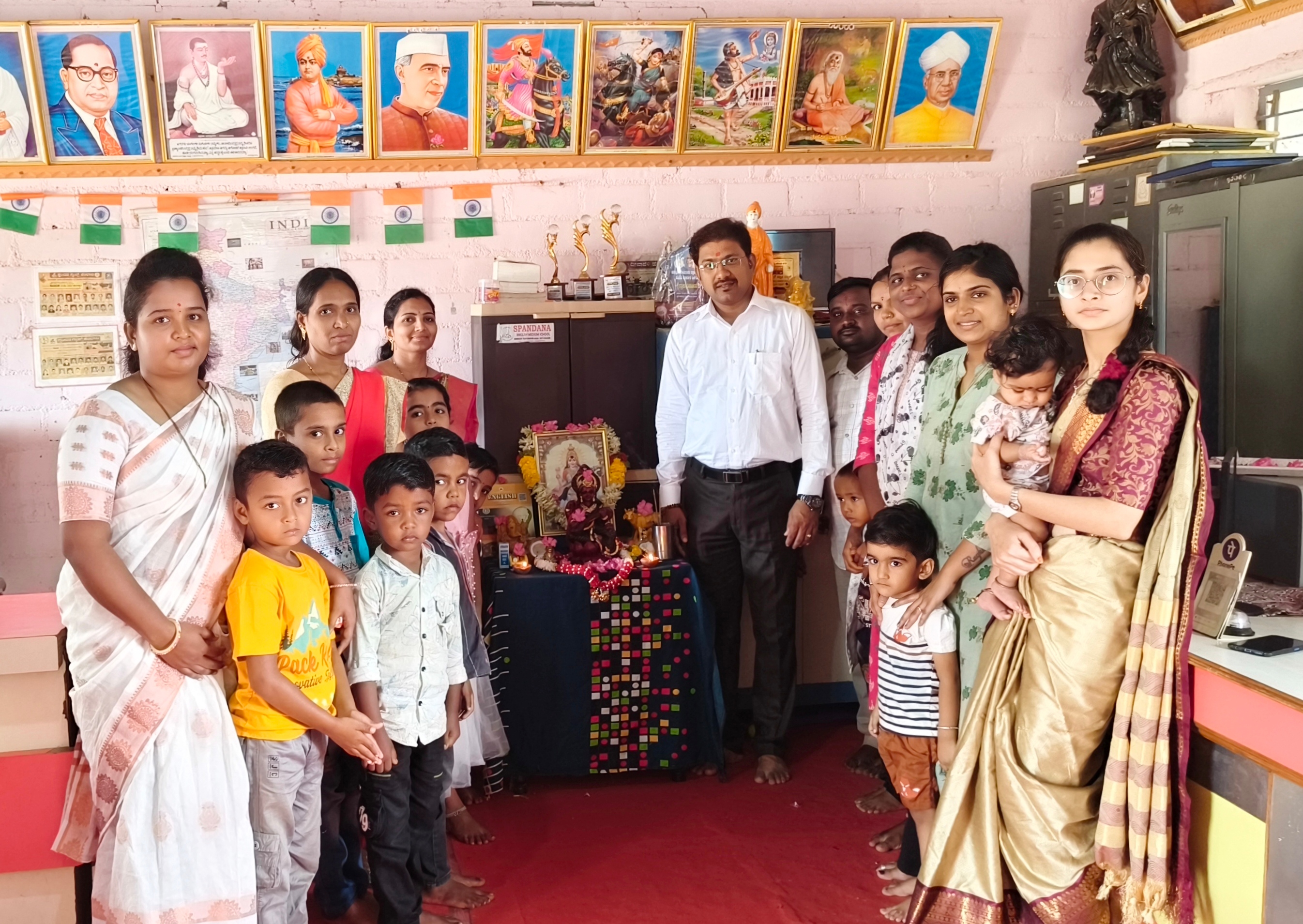 ಕೆಂಭಾವಿ ಪಟ್ಟಣದ ಸ್ಪಂದನ ಶಾಲೆಯಲ್ಲಿ ಶಾರದಾ ದೇವಿಗೆ ಪೂಜೆ ಸಲ್ಲಿಸುವ ಮೂಲಕ ಶಾಲೆಯನ್ನು ಪ್ರಾರಂಭಿಸಲಾಯಿತು. ಸಂಸ್ಥೆ ಕಾರ್ಯದರ್ಶಿ ಡಿ. ಸಿ. ಪಾಟೀಲ ಮುಖ್ಯಶಿಕ್ಷಕ ರೇವಣಸಿದ್ದಯ್ಯ ಮಠ ಮಾಸಾಬಿ ಶ್ರೀದೇವಿ ಪಾಟೀಲ ವೆಂಗಮಾಂಬಾ ವಿನಯಾ ಮಂಜುಳಾ ಸಾಬಿಯಾ ನಾಚ ಇದ್ದರು