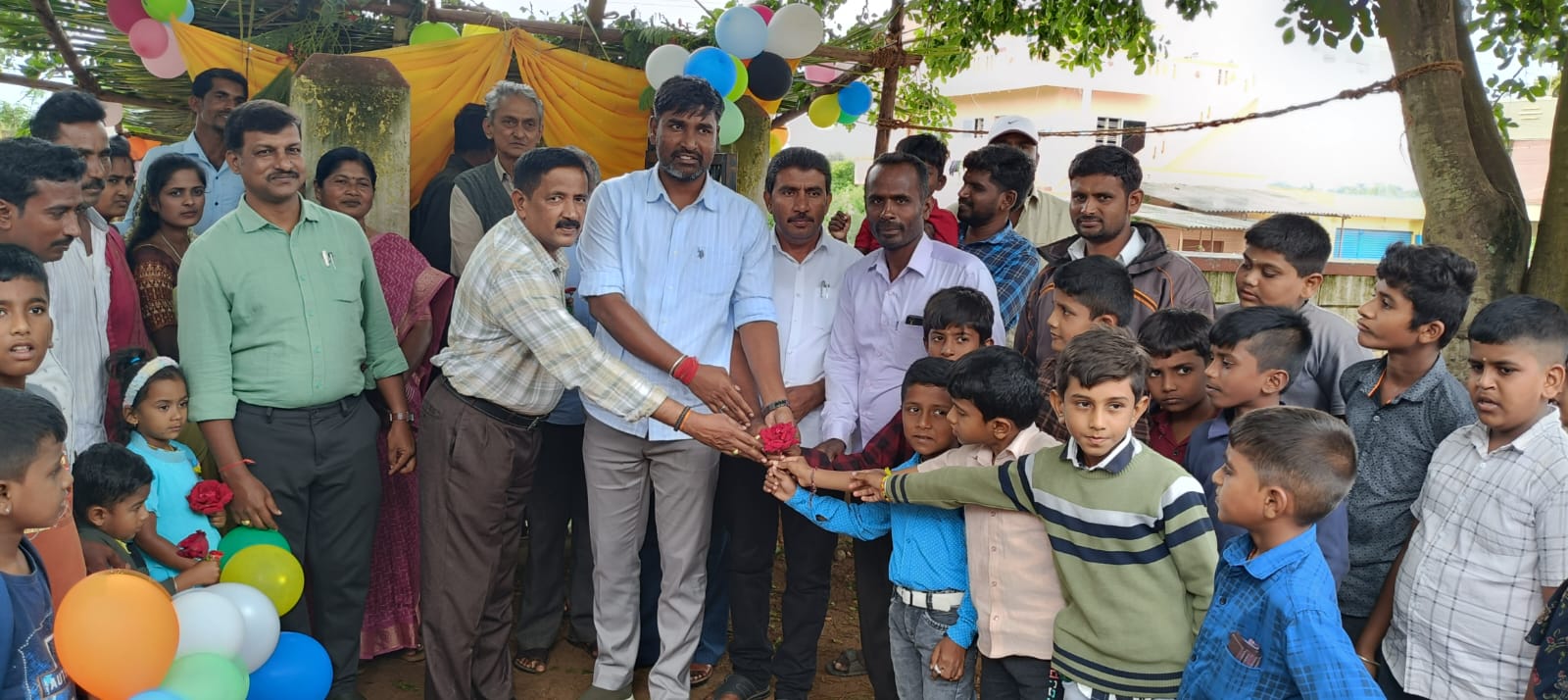 ಪಿರಿಯಾಪಟ್ಟಣ ತಾಲ್ಲೂಕಿನ ರಾವಂದೂರಿನ ಕರ್ನಾಟಕ ಪಬ್ಲಿಕ್ ಶಾಲೆಯಲ್ಲಿ ಶಾಲಾ ಪ್ರಾರಂಭೋತ್ಸವವನ್ನು ತಹಶೀಲ್ದಾರ್ ನಿಸರ್ಗ ಪ್ರಿಯ ಮಕ್ಕಳಿಗೆ ಗುಲಾಬಿ ಹೂವು ಮತ್ತು ಸಿಹಿ ನೀಡುವ ಮೂಲಕ ಶಾಲೆಗೆ ಸ್ವಾಗತ ಕೋರಿದರು