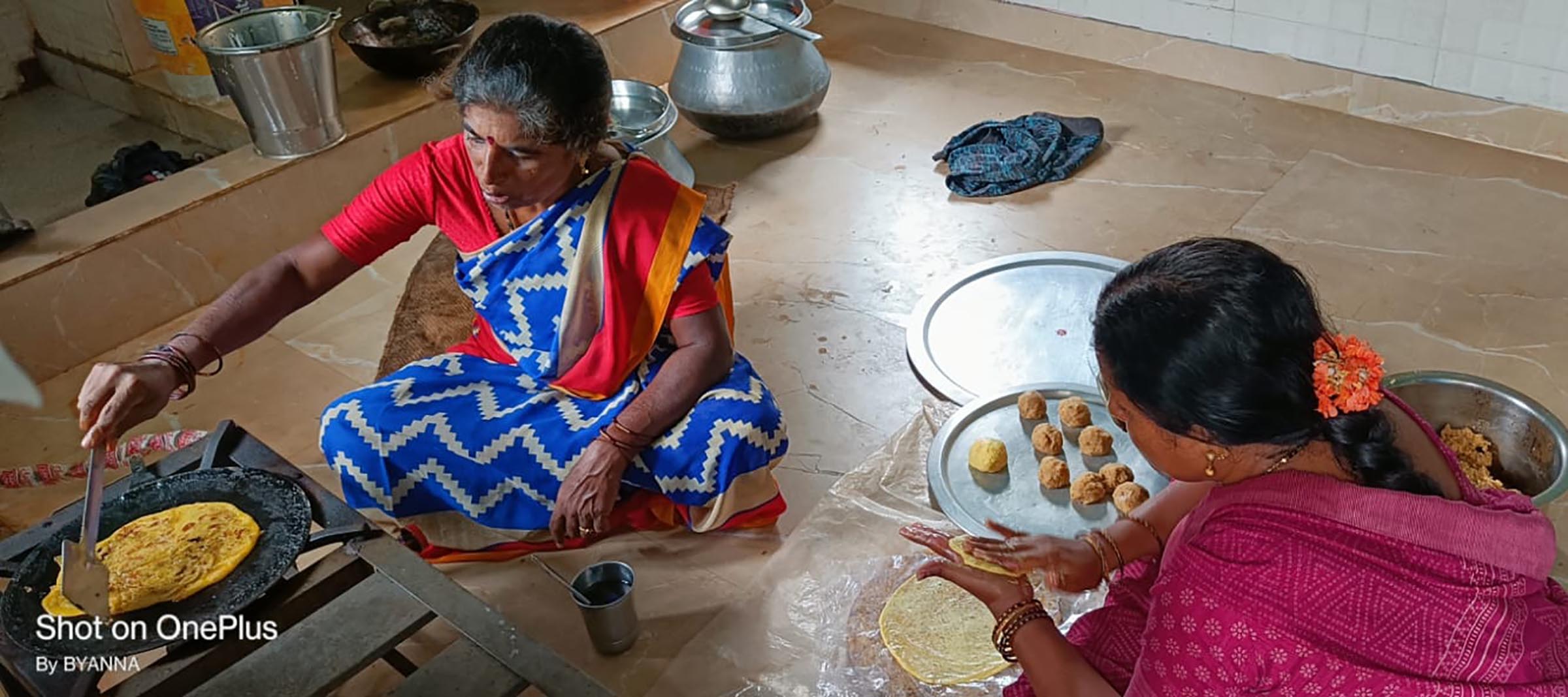 ಶಿಡ್ಲಘಟ್ಟ ತಾಲ್ಲೂಕಿನ ನಾಗಮಂಗಲ ಸರ್ಕಾರಿ ಶಾಲೆಯಲ್ಲಿ  ಮಕ್ಕಳಿಗಾಗಿ ಒಬ್ಬಟ್ಟು ತಯಾರಿಸುತ್ತಿರುವುದು